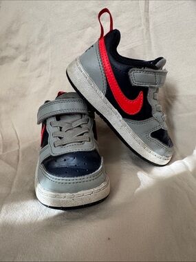 Nike Kids Gray, Black & Red Hook-and-Loop Sneakers